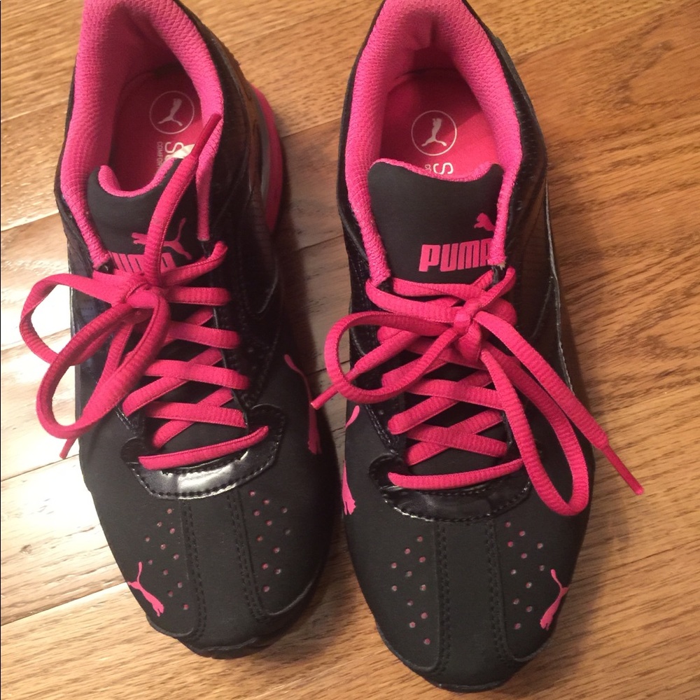 Like new pink/black puma sneakers 6.5